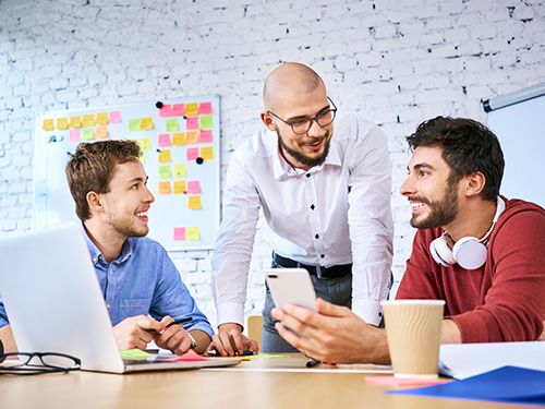 Gruppe an Personen am arbeiten