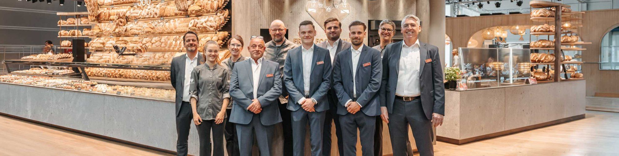 Gruppe an Personen vor einem Messestand zum Thema Bäckerei